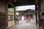 産泰神社 神門から見る境内と拝殿・本殿の様子