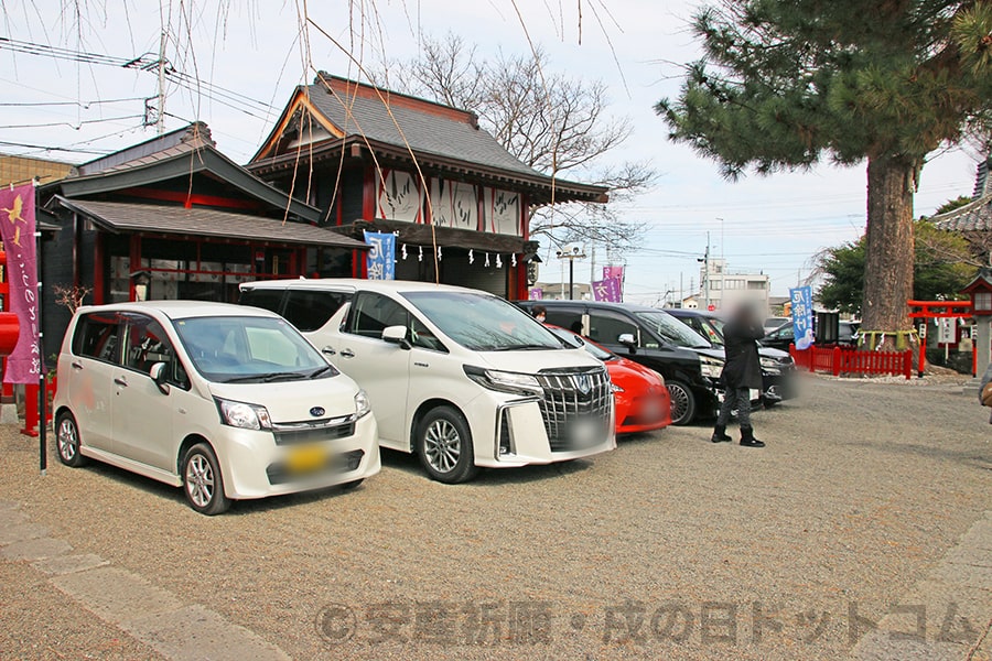 鴻神社 境内社殿側の駐車スペースと満車状態の様子