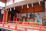鴻神社 神楽殿内の祭壇と御神卵の様子