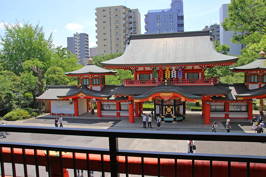 千葉神社 御社殿2階から見た境内と向かいの分霊社・尊星殿の様子