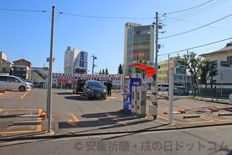 千葉神社 向かいの有料駐車場出入り口の様子
