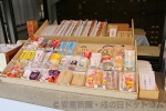 千葉神社 授与所 お守り陳列の様子