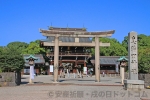 真清田神社 境内入口の鳥居と社号標の様子