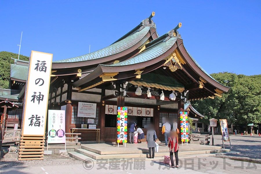 真清田神社 拝殿と参拝者の様子