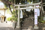 多摩川浅間神社 階段中間部の鳥居と社務所（左側の建物）の様子