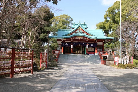 多摩川浅間神社 本殿とその前の広場の様子