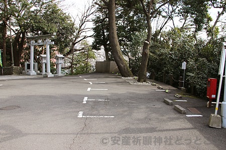 多摩川浅間神社 駐車スペースの様子（中腹部・社務所の手前）