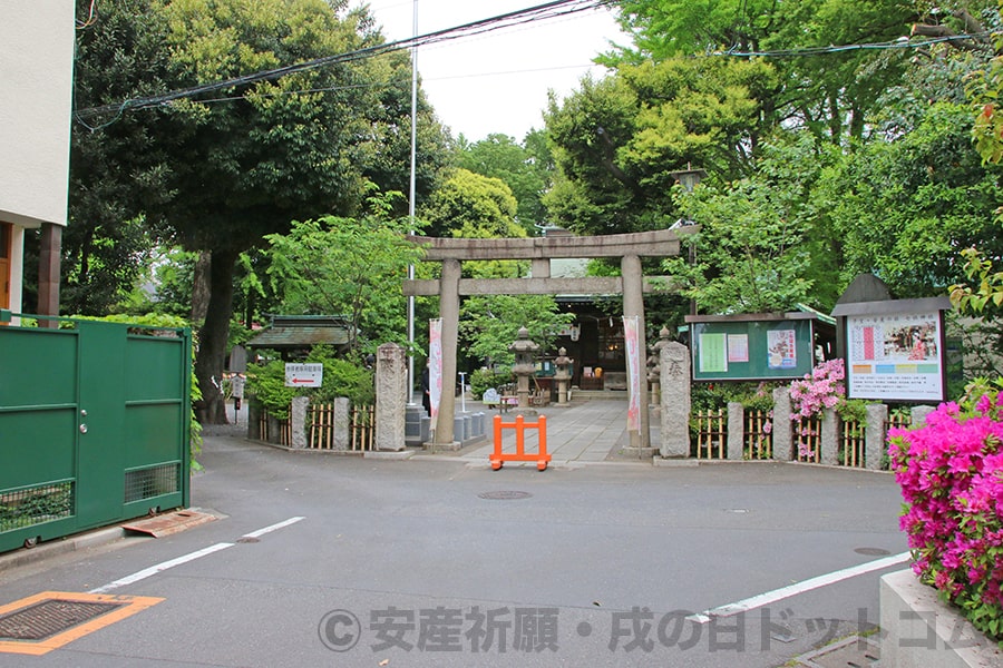 七社神社 境内入口と二の鳥居の様子