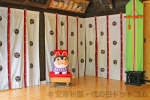 七社神社 神楽殿に設置の大犬張子の様子