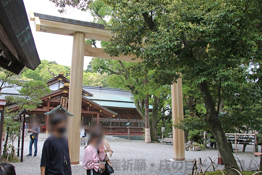 猿田彦神社 境内正面入口と境内の中の様子