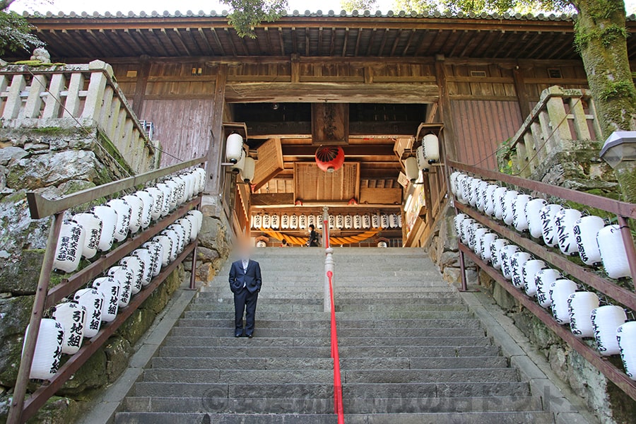 吉備津神社 階段先の神門の様子