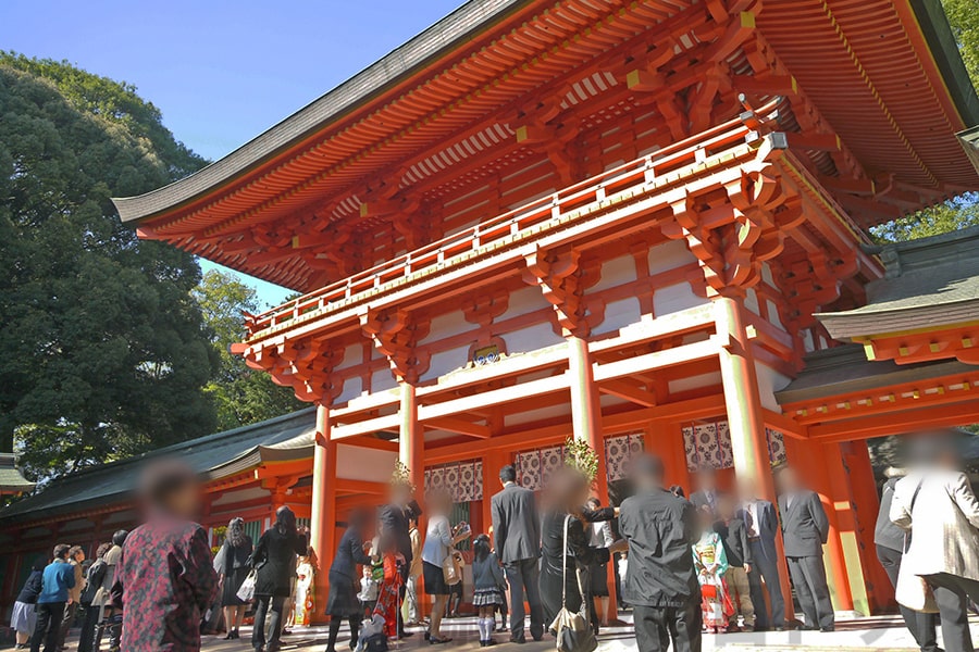 大宮氷川神社 楼門と多くの参拝者の様子