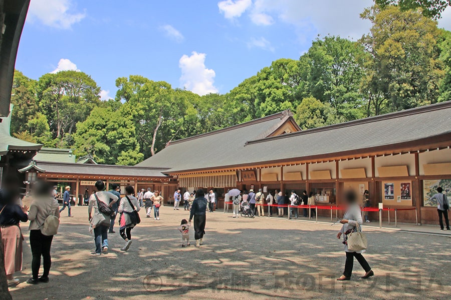 大宮氷川神社 楼門内の拝殿・本殿、舞殿、祈祷殿などがある場所の様子