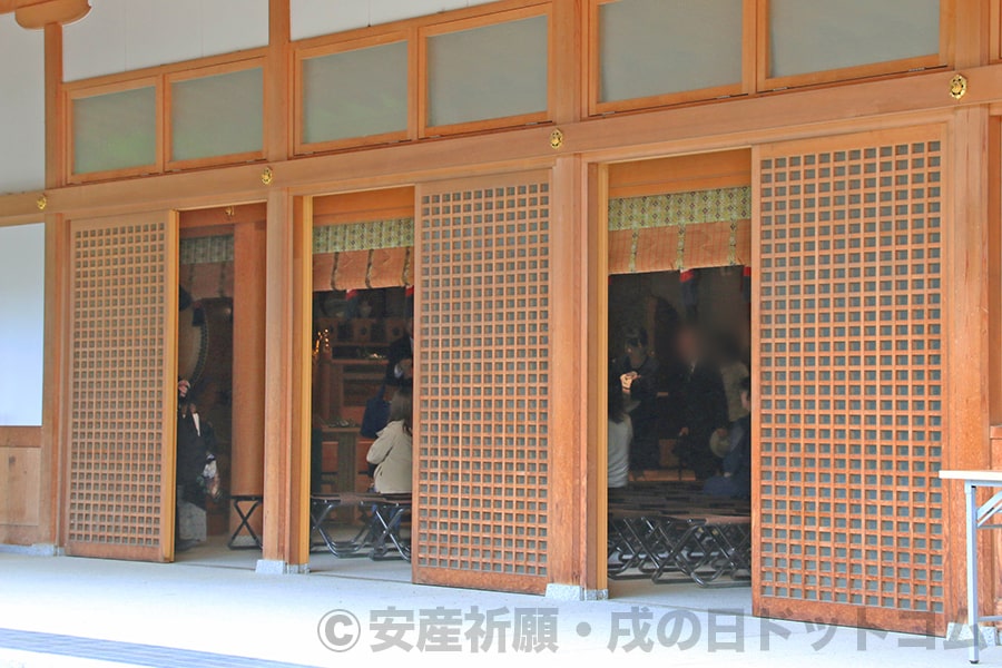 大宮氷川神社 安産祈願の御祈祷を受ける祈祷殿内の様子
