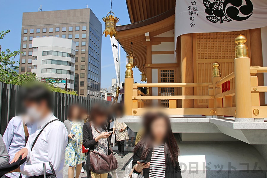 水天宮 御祈祷を受け終えて、本殿から出てくる妊婦さんたちの様子