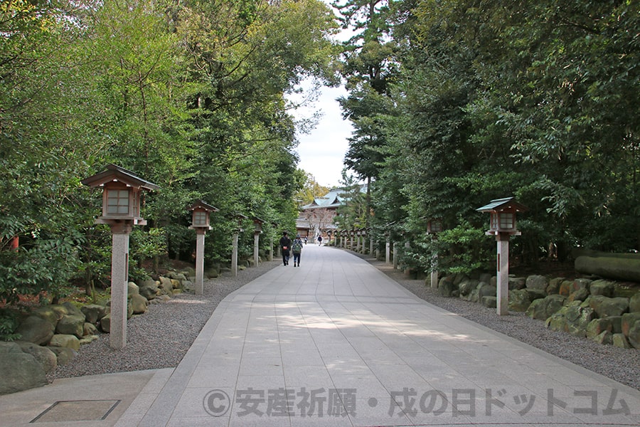 寒川神社 境内参道の様子