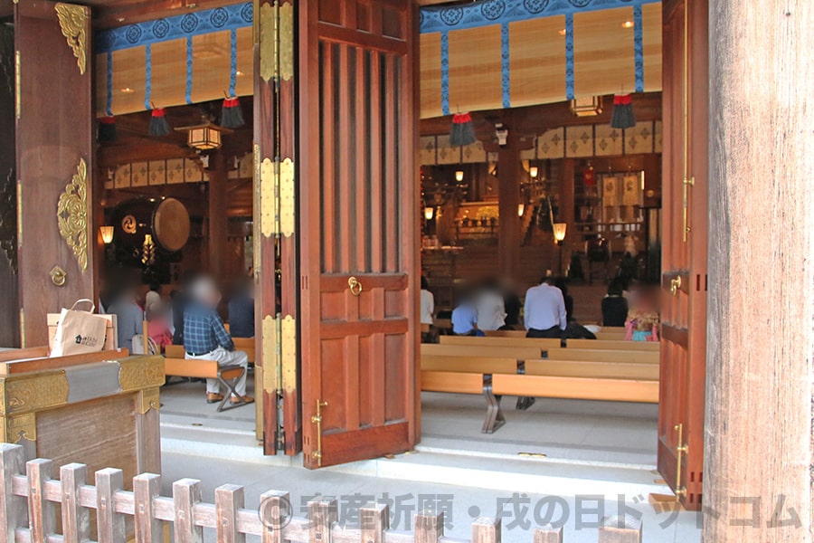 寒川神社 祈祷を受ける人達が拝殿に入っていく様子