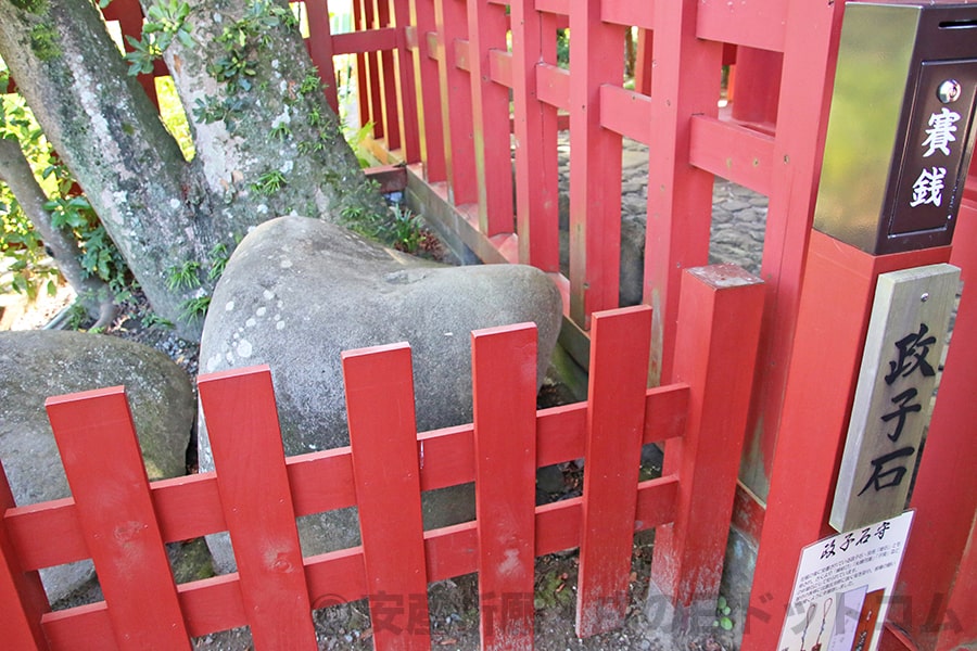 鶴岡八幡宮 政子石の様子